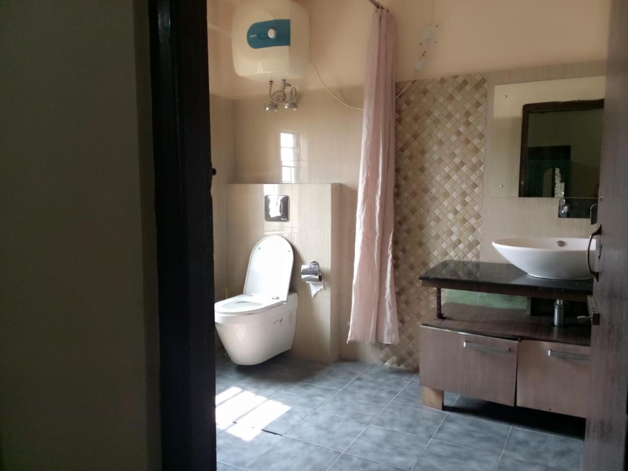 乞拉朋齐 Abode Me Me Ai Haven酒店 外观 照片