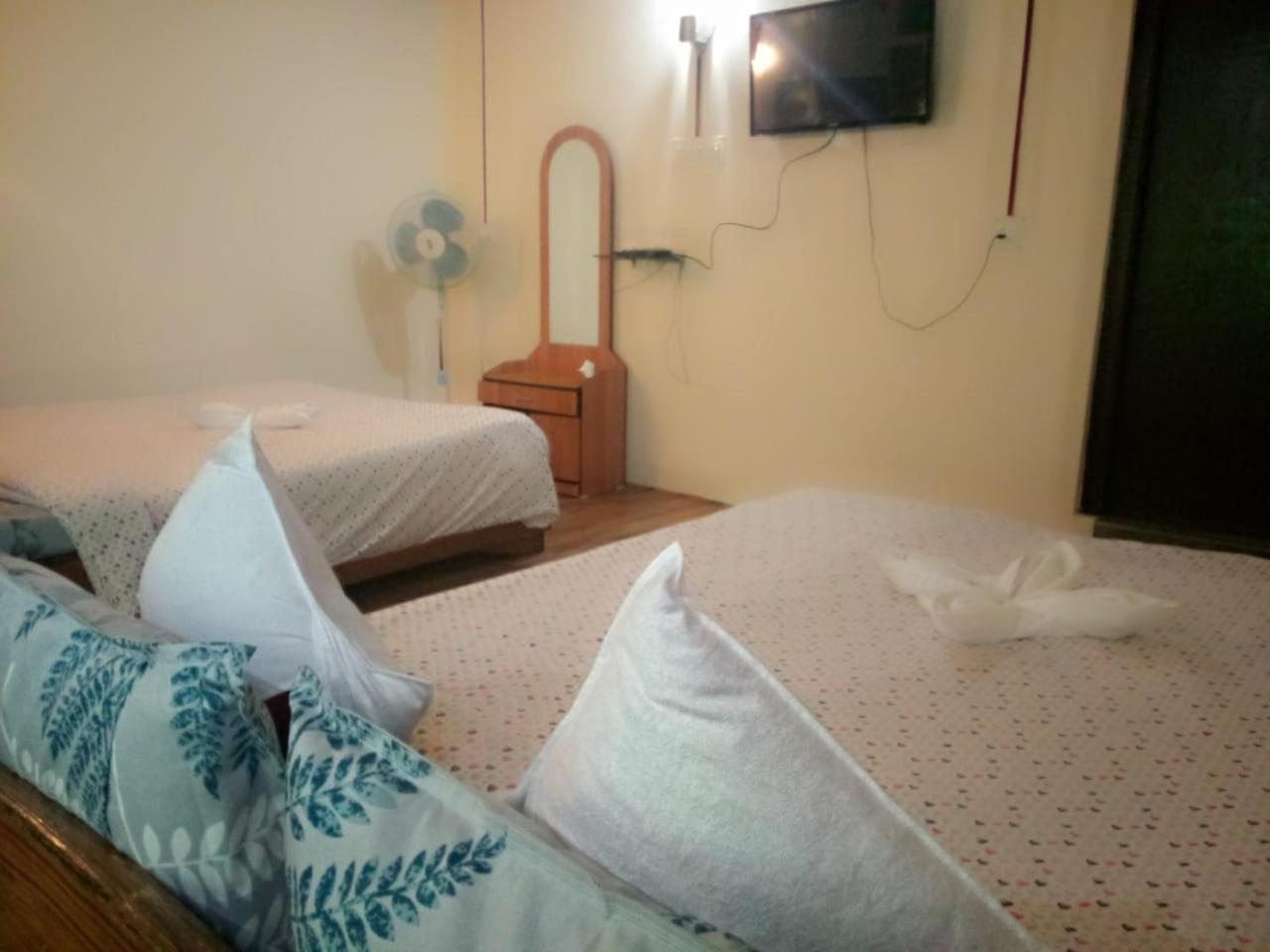 乞拉朋齐 Abode Me Me Ai Haven酒店 外观 照片
