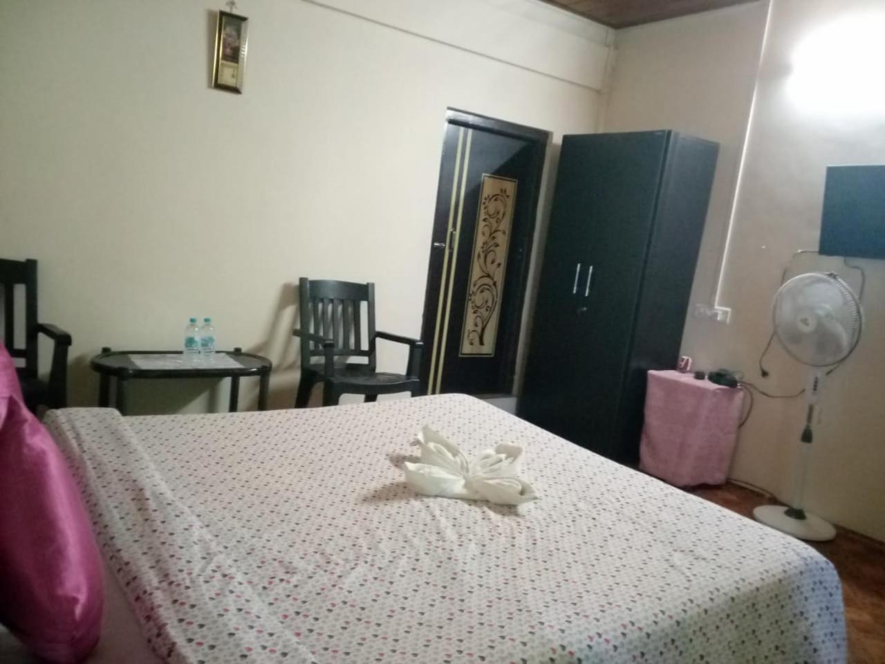 乞拉朋齐 Abode Me Me Ai Haven酒店 外观 照片