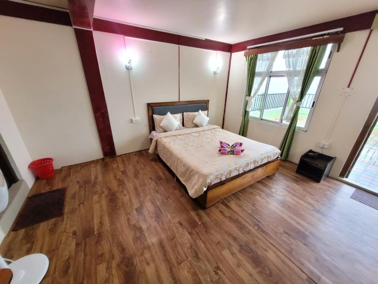 乞拉朋齐 Abode Me Me Ai Haven酒店 外观 照片