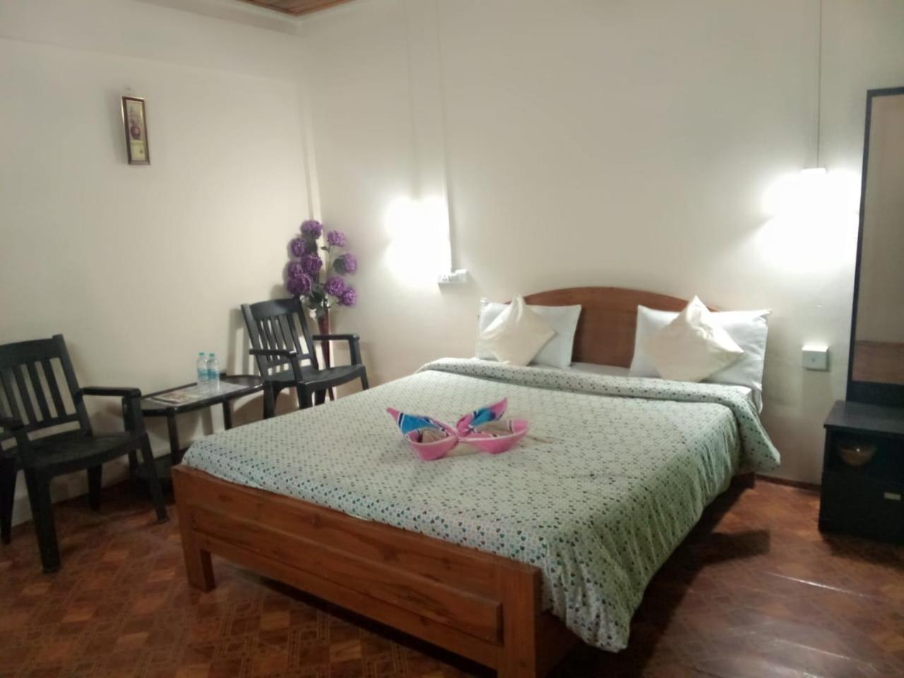 乞拉朋齐 Abode Me Me Ai Haven酒店 外观 照片