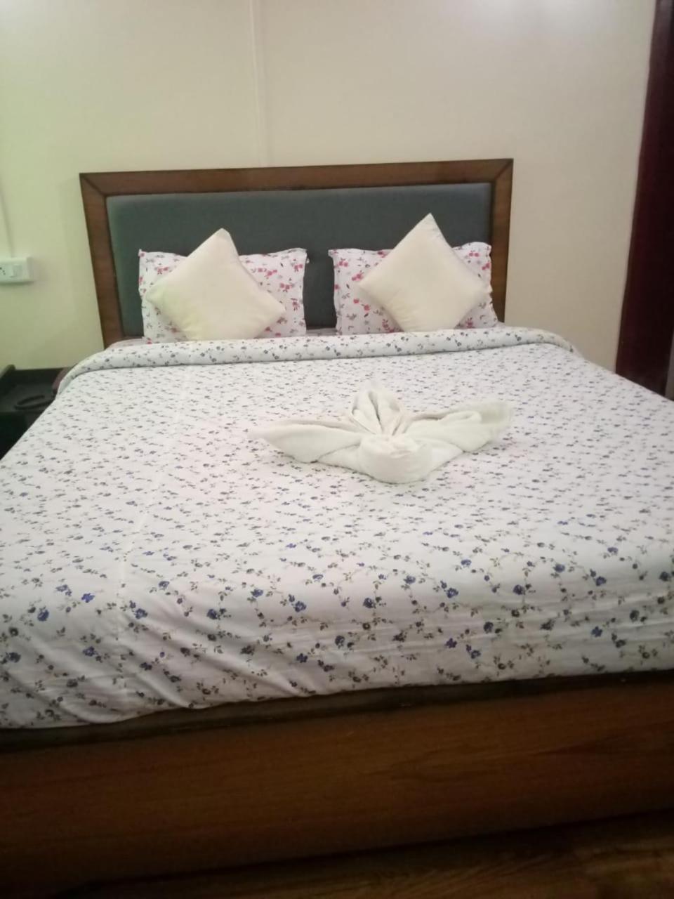 乞拉朋齐 Abode Me Me Ai Haven酒店 外观 照片