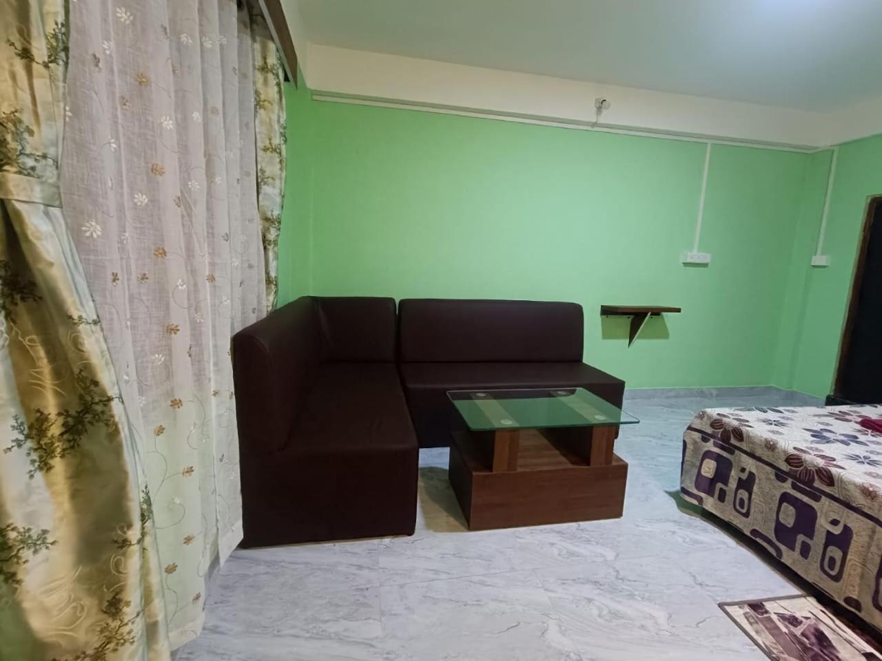 乞拉朋齐 Abode Me Me Ai Haven酒店 外观 照片